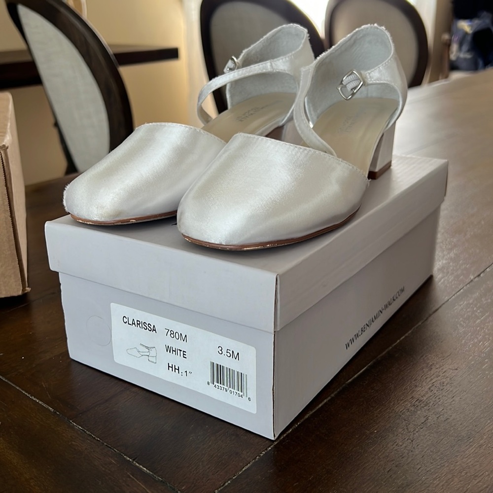 Benjamin Walk Touch Ups Dyeables in White Size 3.5M